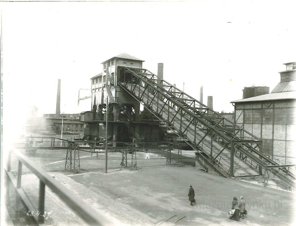 produkcji tego gazu syntetycznego uzyskał w 1870 roku Thaddeus S.C. Lowe, który zauważył, że dopuszczanie pary wodnej do zgazowywanego węgla poprawia efektywność procesu zgazowania węgla.
