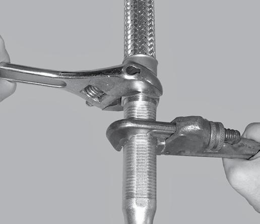 Za pomocą klucza do rur wkręcić złączkę do przewodu rozdzielczego instalacji tryskaczowej.