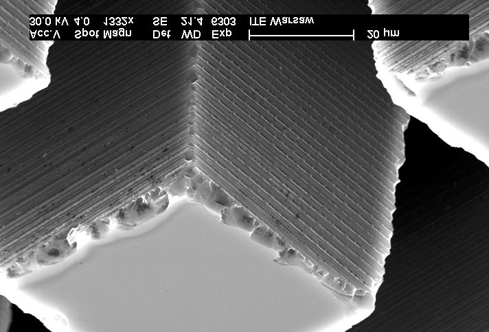 ujście wiązki 8 mikrokanalików o głębokości 200 µm, c) zbliżenie na ujście wiązki 20 mikrokanalików o głębokości 300 µm, d) zbliżenie na skrzyżowanie