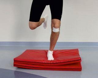 Ćwiczenie 21. Ćwiczenia czucia głębokiego stawu (propriocepcji) na niestabilnym podłożu. Staraj się je wykonywać tylko na nodze operowanej.