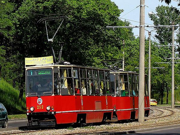 Adrian Giza Tramwaje świętują swoje 117-lecie Historia komunikacji miejskiej w Toruniu rozpoczyna się 16 maja 1891 roku. Tego właśnie dnia na ulice naszego miasta wyjechały pierwsze tramwaje konne.