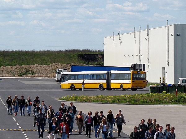 Mirosław Czerliński Na licznych przewozach pracowniczych do Pomorskiej Specjalnej Strefy Ekonomicznej w Ostaszewie zarabiają firmy transportowe z całego regionu.