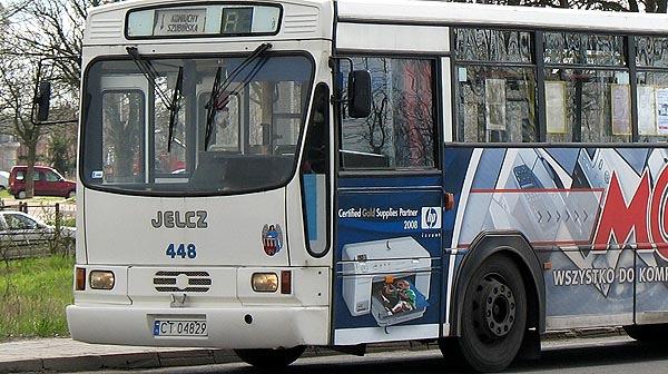 Wszystko zaczęło się w kwietniu, kiedy to na tablicach informacyjnych wewnątrz pojazdów zaczęła pojawiać się informacja zachęcająca do ogłaszania się właśnie w taki sposób.