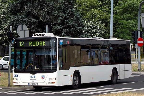 Z pętli do pętli - linie Hutowo na 16 Roboty torowe na fragmentach tras 2 kwietnia na trasie linii nr 16 przybył przystanek na żądanie w obu kierunkach na skrzyżowaniu ulicy Równinnej i Polnej.