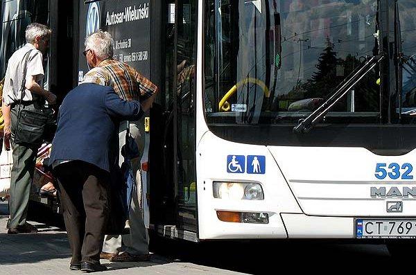 od 9:40 do 16:00 zmieniono trasy wielu linii autobusowych: - linię nr 10 poprowadzono objazdem ul. Wały gen. Sikorskiego i ul. Uniwersytecką, - linię nr 12 skrócono do tymczasowej pętli na ul.