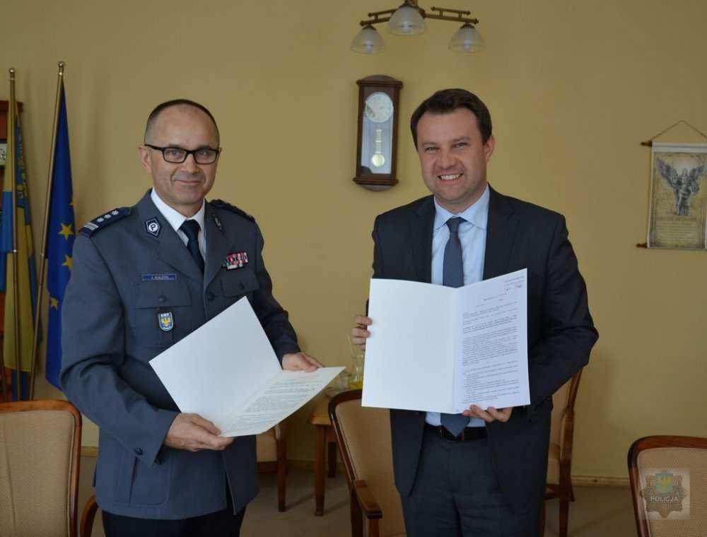 W Komendzie Wojewódzkiej Policji w Opolu zostało podpisane porozumienie dotyczące wsparcia finansowego służb adaptacyjnych, odbywanych na terenie Miasta Opola.