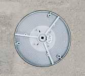 z zasilaczem) lub głośników z przetwornikami audio odległość między dolną krawędzią osprzętu, a dolną krawędzią stropu betonowego musi wynosić co najmniej 40 mm.