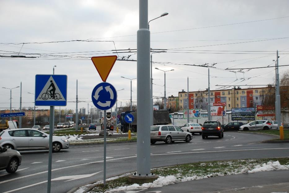 Format: 6 x 3 Typ: premium Miasto: Lublin Usytuowanie: skrzyżowanie Opis: - tablica przy bardzo ruchliwym rondzie/skrzyżowaniu al.