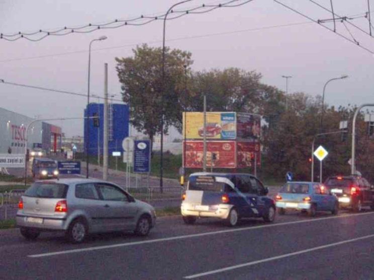 Format: 6 x 3 Opis: Typ: premium Oświetlenie: lampy uliczne Miasto: Lublin Usytuowanie: wjazd/wyjazd TESCO - nośnik ponad 7m wysokości - bezpośrednio przy wjeździe do TESCO, OBI, GALERII ORKANA i