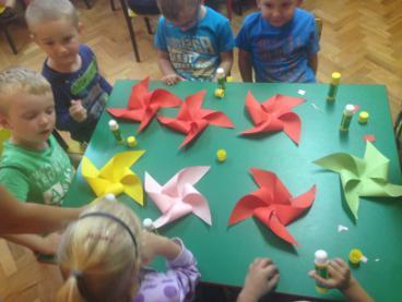 W obydwu przedszkolach w miesiącu wrześniu nauczycielki zorganizowały cykl tygodniowych zajęć związanych z edukacją przyrodniczo - ekologiczną.