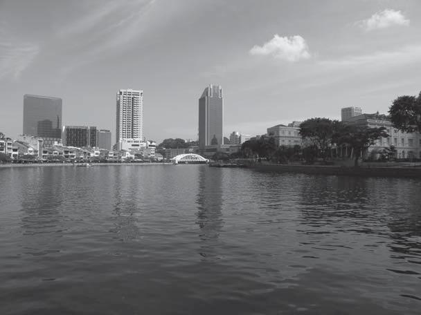 Fotografowanie w trybie zdjęć panoramicznych Użycie statywu ułatwia kadrowanie zdjęcia.