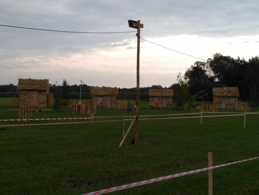 cywilnej w Olszewie polegająca na: przygotowaniu pola bitwy poprzez ustawienie drewnianych chat wykonanych przez pracowników