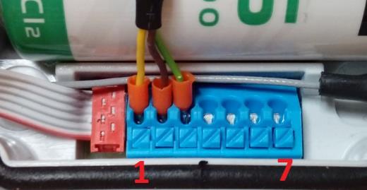 Nr pin Sygnał Przewód 1 wejście impulsowe Żółty LF/DI1+ 2 GND Brązowy 3 styk kontrolny TS/DI2+ Zielony Następnie ułożyć przewód wewnątrz pokrywki rejestratora, pomiędzy ścianką zewnętrzną a kołkami