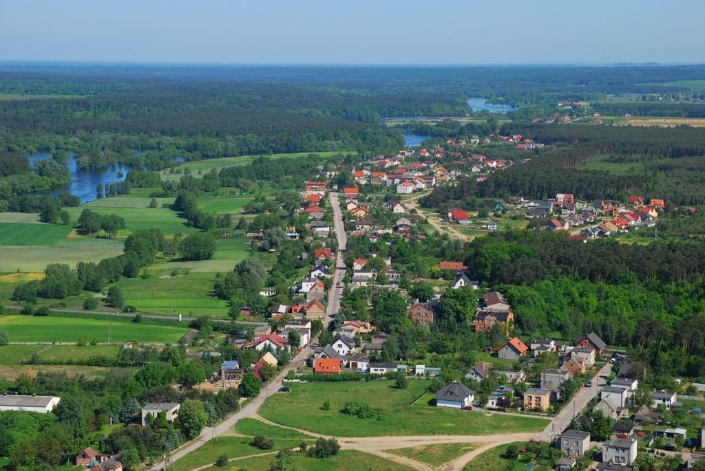 Sprzyja temu bezpośrednie sąsiedztwo 600-tysięcznego Poznania i walory przyrodnicze: doskonałe warunki naturalne z Parkiem Krajobrazowym Puszcza Zielonka, urozmaicona rzeźba terenu oraz dolina rzeki