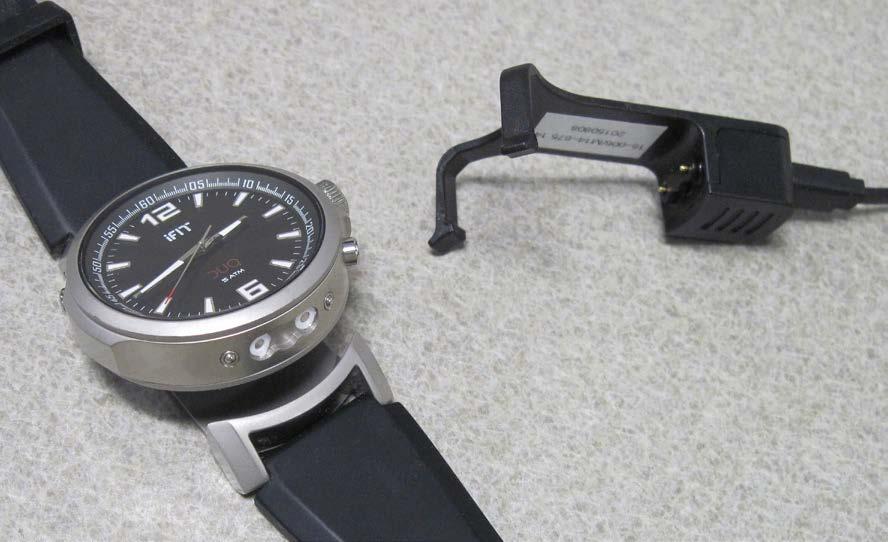 Ładowanie zegarka Duo Żywotność akumulatora Zegarek Duo jest wyposażony w akumulator litowo-jonowy. Przy normalnym użytkowaniu w pełni naładowany zegarek Duo będzie działał przez około tydzień.