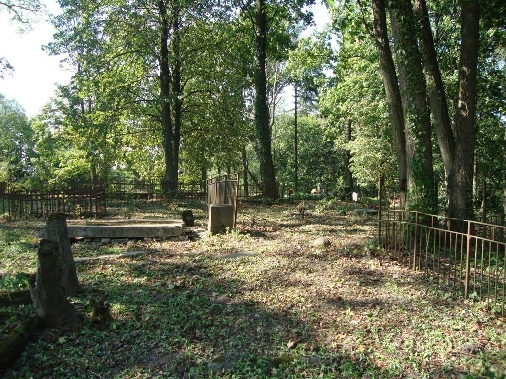 Cmentarze Na terenie gminy znajdują się liczne cmentarze i mogiły.