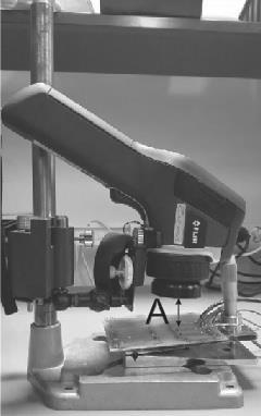 obserwowanej obudowy j. Ważnym elementem układu był specjalnie skonstruowany statyw umożliwiający zamocowanie używanej kamery termowizyjnej nad badanymi diodami.