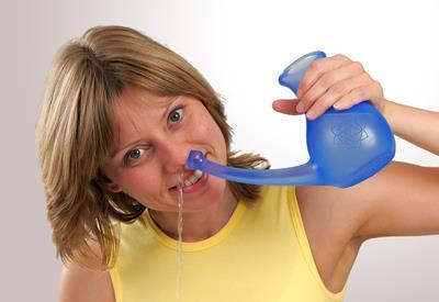 4 Rozpocznij oczyszczanie nosa Przyłóż końcówkę dziobka do jednego z nozdrzy tak, by przylegał dokładnie. Oddychaj spokojnie przez usta. Pochyl się nad umywalką.