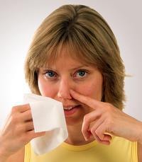 6 Wydmuchaj nos Wyprostuj się i delikatnie wydmuchaj każdą z dziurek. Unikaj mocnego wydmuchiwania.