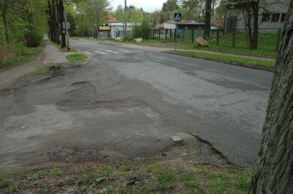 W km 0+391 istniejący zjazd z betonu asfaltowego nie został objęty opracowaniem (fot. 5). fot. 5 ZAŁOŻENIA PROJEKTOWE 1.