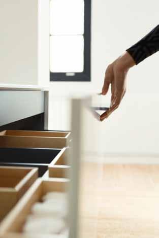 Jednocześnie chronią przechowywane produkty przed przewróceniem przy otwieraniu i zamykaniu szafki.