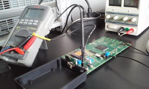 Stanowisko pomiarowe Stanowisko pomiarowe składa się z zasilacza do PCB (7V), zasilacza do SiPM (0-100V), oraz PCB z układem front-end z