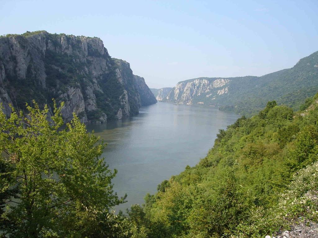 Na lądzie groźba powodzi deszcze, topnienie śniegów ale i rozerwanie tam Żelazne wrota największa tama na Dunaju, 35 m wysokości.