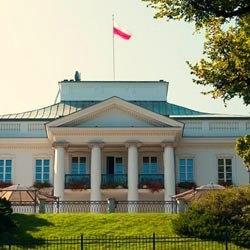 Biało-czerwona flaga państwowa RP nad Belwederem podczas prezydentury Bronisława Komorowskiego. (Belweder był w tym okresie miejscem zamieszkania prezydenckiej pary).