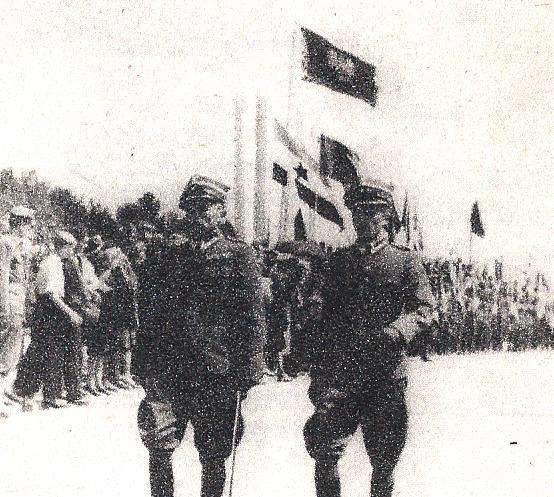 Chorągiew Rzeczypospolitej na grunwaldzkich polach 15 lipca 1945 r. [23] i jej uproszczony wzór z orłem bez korony.. W okresie lat 1945 1952 Chorągiew Rzeczypospolitej (wz.