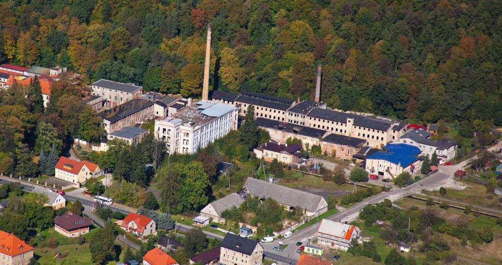 I. S F E R A P R Z E S T R Z E N N A będących ich pozostałościami położony jest w centralnej części miejscowości i bezpośrednio graniczy z obszarami leśnymi oraz terenem zespołu pałacowego.