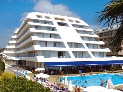 Hotel MONTEMAR MARITIM **** 4-gwiazdkowy hotel położony w miejscowości Santa Susana, 100 m od piaszczystej plaży. Hotel posiada 190 przestronnych i nowocześnie urządzonych pokoi.