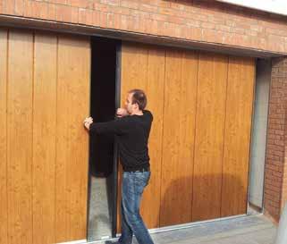 Drzwi mogą być otwarte częściowo rozwiązuje to problem dodatkowego wejścia do garażu (zamiast dzrwi przejściowych lub bocznych).