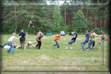 Gąsienica - wesoła konkurencja dla trzech 5 osobowych zespołów polegająca na wyścigu gąsienic.