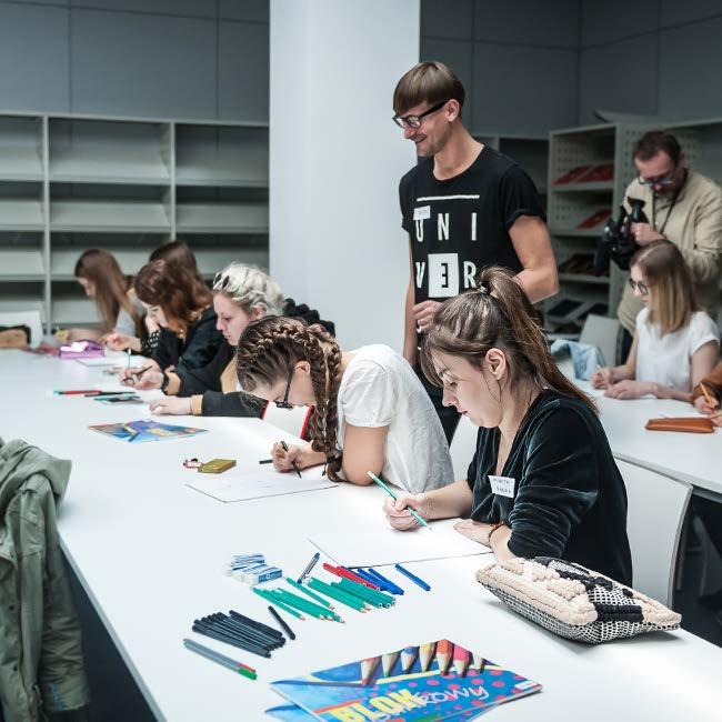 Warsztaty Łódź Young Fashion 2018 oferuje także bogaty program bezpłatnych i dostępnych dla wszystkich warsztatów, na różne sposoby nawiązujących do tematyki mody: W tym roku odbędą się m.in.