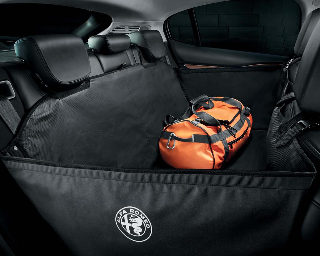 CZAS WOLNY ZABEZPIECZENIE SIEDZEŃ TYLNYCH Zabezpieczenie siedzeń tylnych z logo Alfa Romeo. Wykonane z wysoce odpornego i nieprzemakalnego materiału.