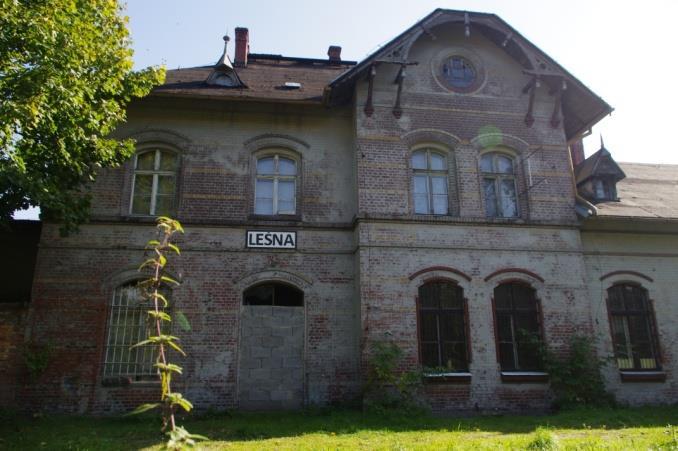 Ubytki w tkance murów zarówno budynku administracyjnego jak i tkalni. Obiekt ulega stałej degradacji. Zakres proponowanych prac: Sporządzenie dokumentacji architektoniczno-historycznej.