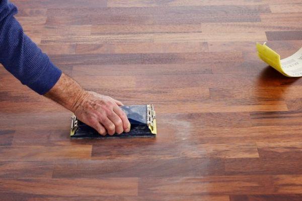 Jak przygotować podłoże pod lakier? Niezależnie od tego, czy lakier będzie nakładanym na remontowaną czy nową podłogę, najistotniejszym etapem pracy jest odpowiednie przygotowanie podłoża.