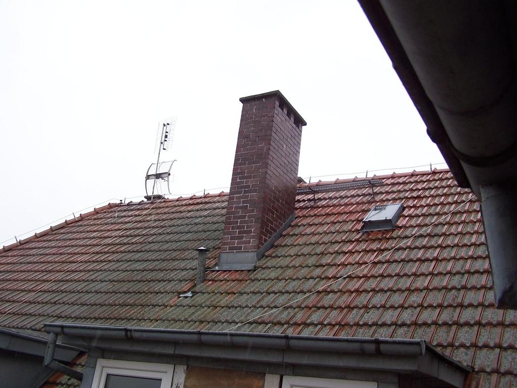 Poniżej pokazano na fotografii fragment dachu z