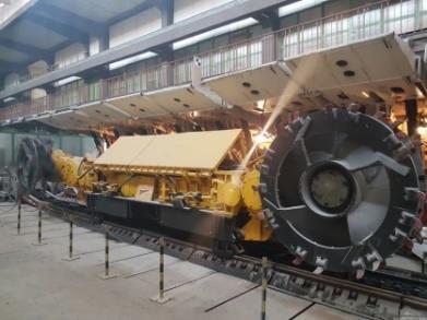 PODZIEMNE MECHANICZNE KOLOSY CZYM DZIŚ WYDOBYWA SIĘ WĘGIEL? Program nauczania: BUDOWA I EKSPLOATACJA MASZYN Węgiel kamienny wydobywa się systemem ścianowym.