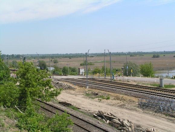 Koniec bocznicy znajduje się w km 5,600, na południe od siedziby spółki Mazowiecki Port Lotniczy Warszawa-Modlin, w odległości ok.