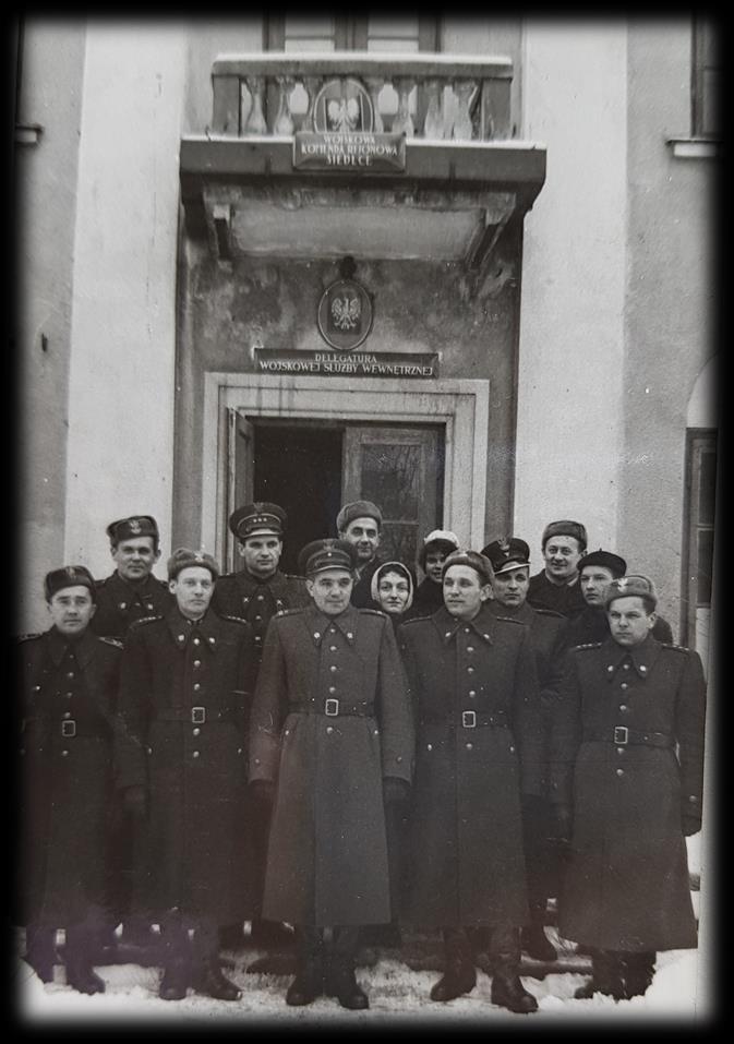 Grupa kadry i pracowników cywilnych WKR w Siedlcach przed budynkiem komendy W pierwszym rzędzie st.
