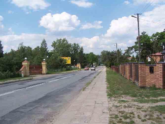 Fot.3 Przykładowa zabudowania w miejscowości Mniszew w km około 46+800 (fot. H. Kot) Zabytki Fot 4.
