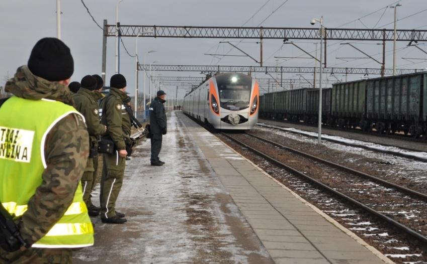 się ruch osobowy i towarowy. Kolejowe osobowe przejście graniczne w Przemyślu położone jest ok. 13 km od granicy państwa w stacji PKP Przemyśl Główny.