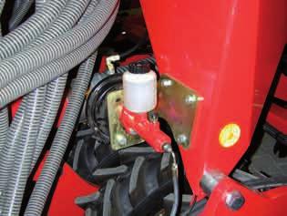 Hamulec hydrauliczny Hamulec hydrauliczne przekazuje siłę hamowania z ciągnika przez siłowniki hydrauliczne do głównego cylindra hamulcowego.