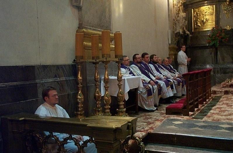 Ps (zgodnie ze schematem zajmowania miejsc w prezbiterium) rozkładają