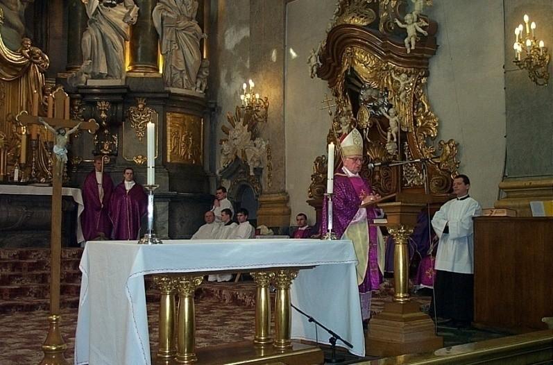 ołtarza (podczas KO stosowano zazwyczaj 1 lub 3 rozwiązanie) w razie