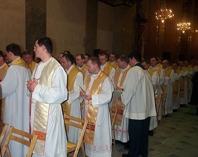 Modlitwa eucharystyczna - rozdawanie i zbieranie kanonów posługujący rozdają Kanony podczas Sanctus, zbierają po