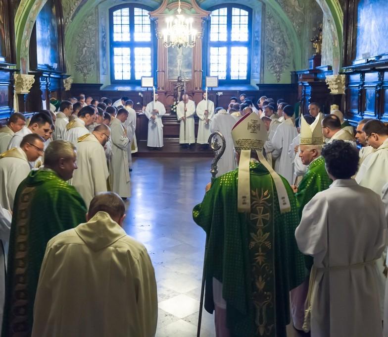 W zakrystii po zakończeniu liturgii Służba liturgiczna i kapłani ustawiają się po liturgii w górnej zakrystii jak na zdjęciu Po powrocie do zakrystii wszyscy zwracają się w stronę krzyża.