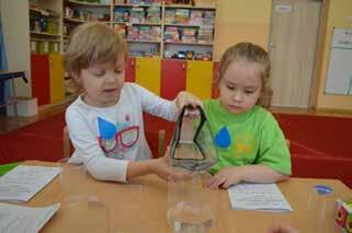 Doniosłość dociekań w pracy naukowej: Natura dociekań naukowych (NOSI) Następnie dzieci rozpoczęły eksperymenty. Każde dziecko wlało trochę wody butelkowanej do przezroczystego kubka.
