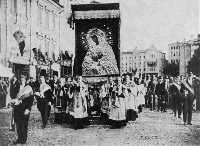 190 Algė Andriulytė *4 Procesija su Aušros Vartų Dievo Motinos paveikslu Vilniaus gatvėse. Paveikslas patalpintas Ferdinando Ruščico sukurtame feretrone.